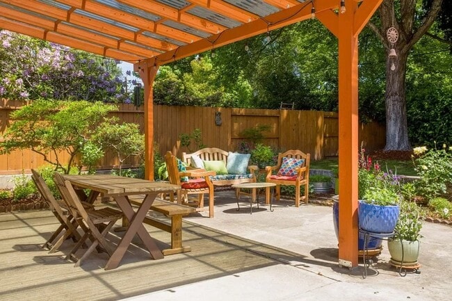 Building Photo - East Medford Ranch Home on large lot!  | Available Mid-July