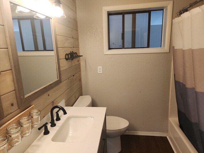 Building Photo - Updated 2 bed + bonus room / 2 bath home