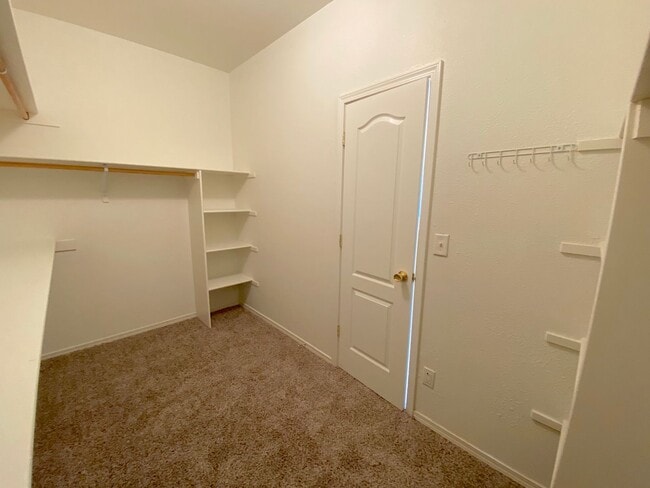Building Photo - East El Paso 5Bed/3Bath Refrig A/C!