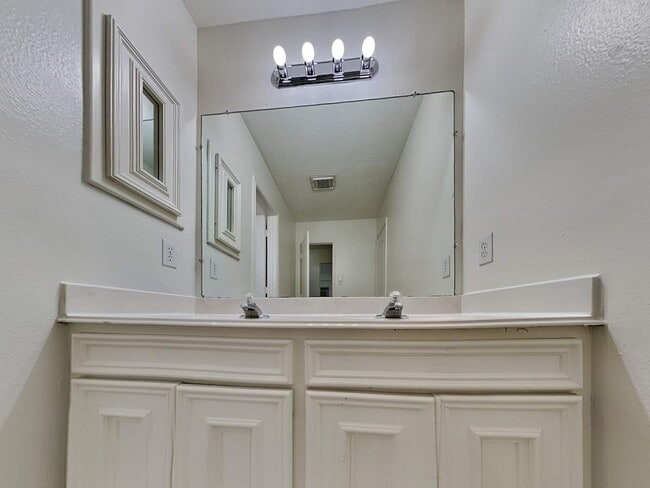 Building Photo - 1120 Sunset Lakes Dr