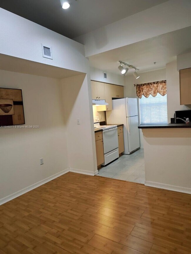 Building Photo - 2586 Centergate Dr