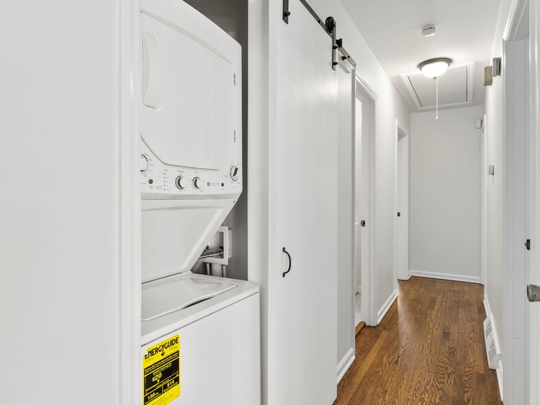 Building Photo - 51 W Chapel Rd