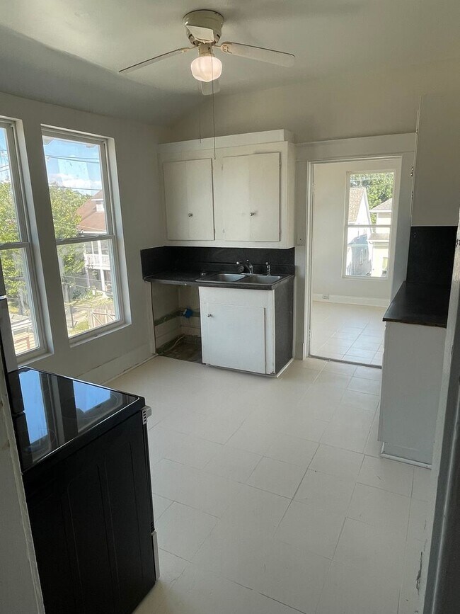 Building Photo - Newly Renovated 3BD/2BA in Lakeview