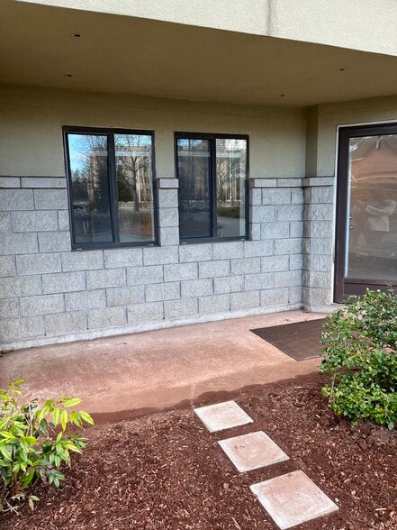 Building Photo - 1204 Whitney Ave