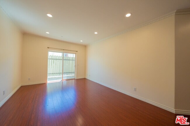 Building Photo - 626 E Orange Grove Ave