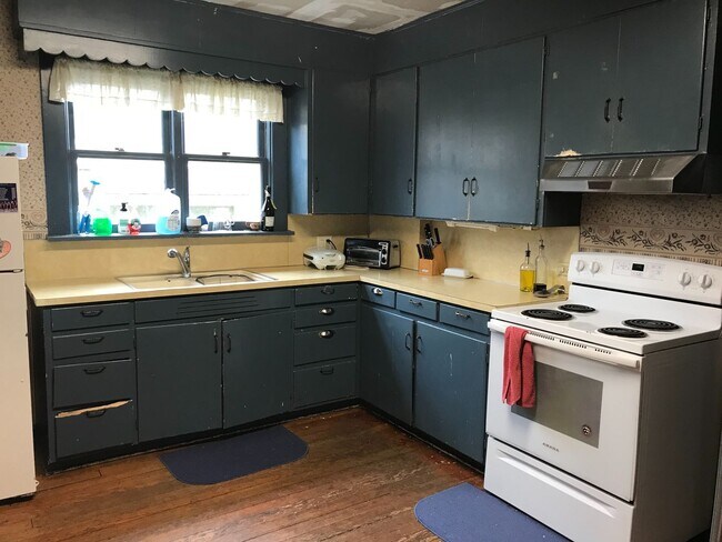 Building Photo - PRELEASING: Large 5 Bdrm, 2 Bath Home!