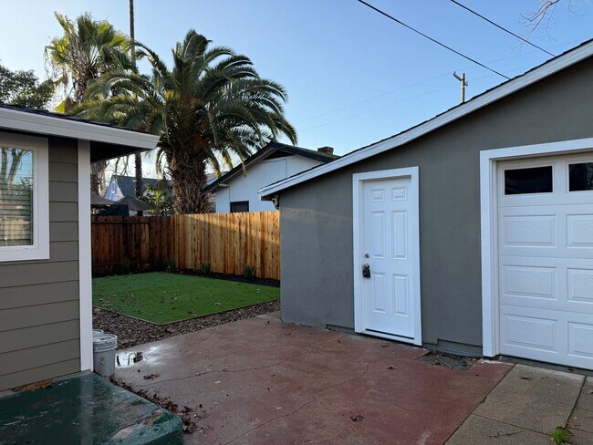 Building Photo - 509 Sierra Blvd