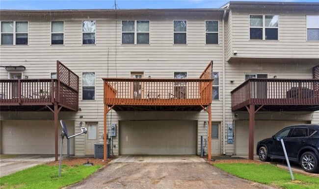 Building Photo - 6199 Thorncrest Dr