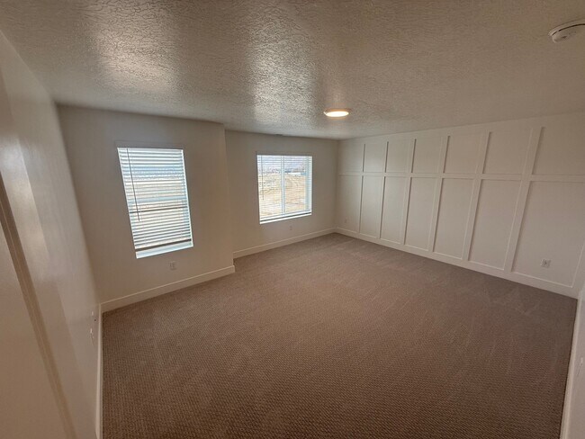 Building Photo - Mapleton TownHome