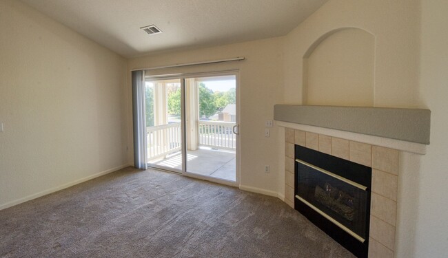 Building Photo - Immaculate Top-Floor 2 Bedroom Condo For R...