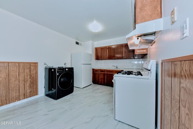 Building Photo - 4909 Winthrop Dr