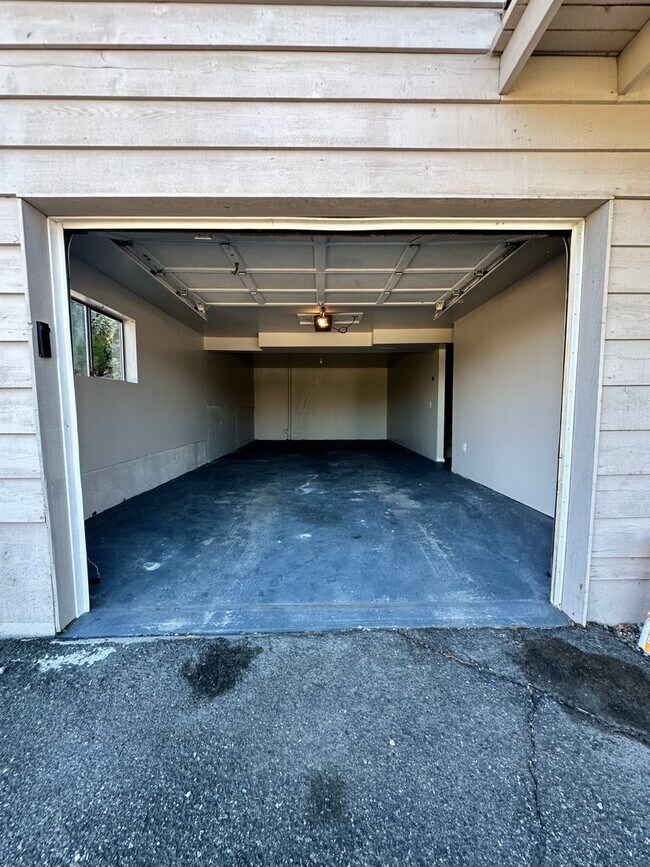 Building Photo - 1826 Rocklund Dr