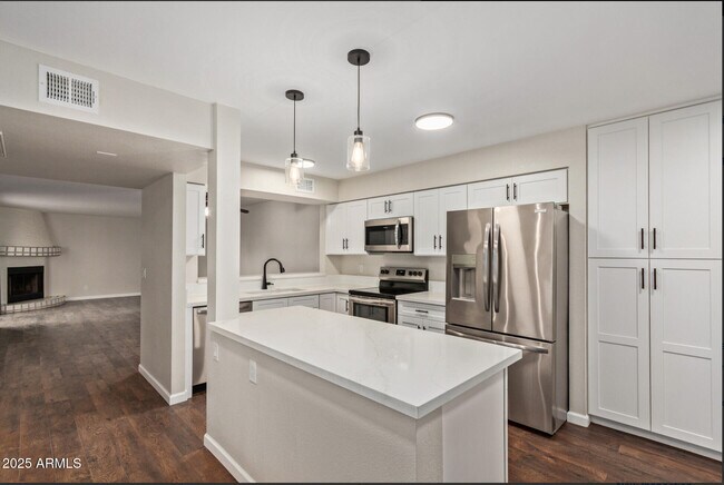 Building Photo - 1424 N Dorsey Ln