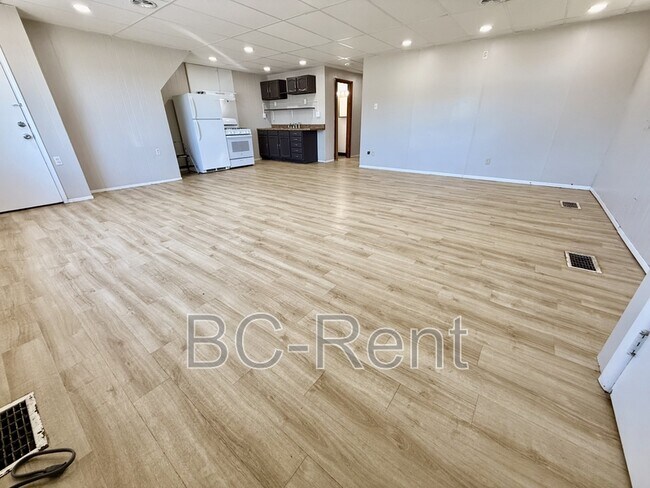 Building Photo - 635 3rd Ave