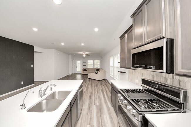 Building Photo - 518 Ellwood Terrace Ln