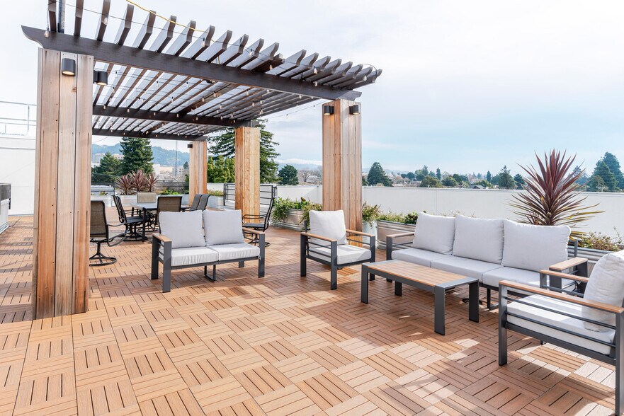 Building Photo - 1698 University Ave