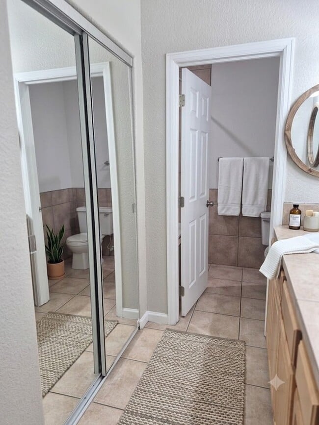 staged bathroom 2 table mountain townhomes - Table Mountain Townhomes