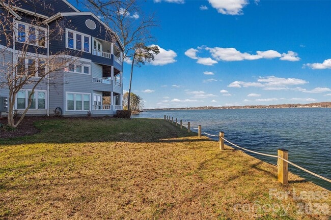 Building Photo - 372 Northwest Dr