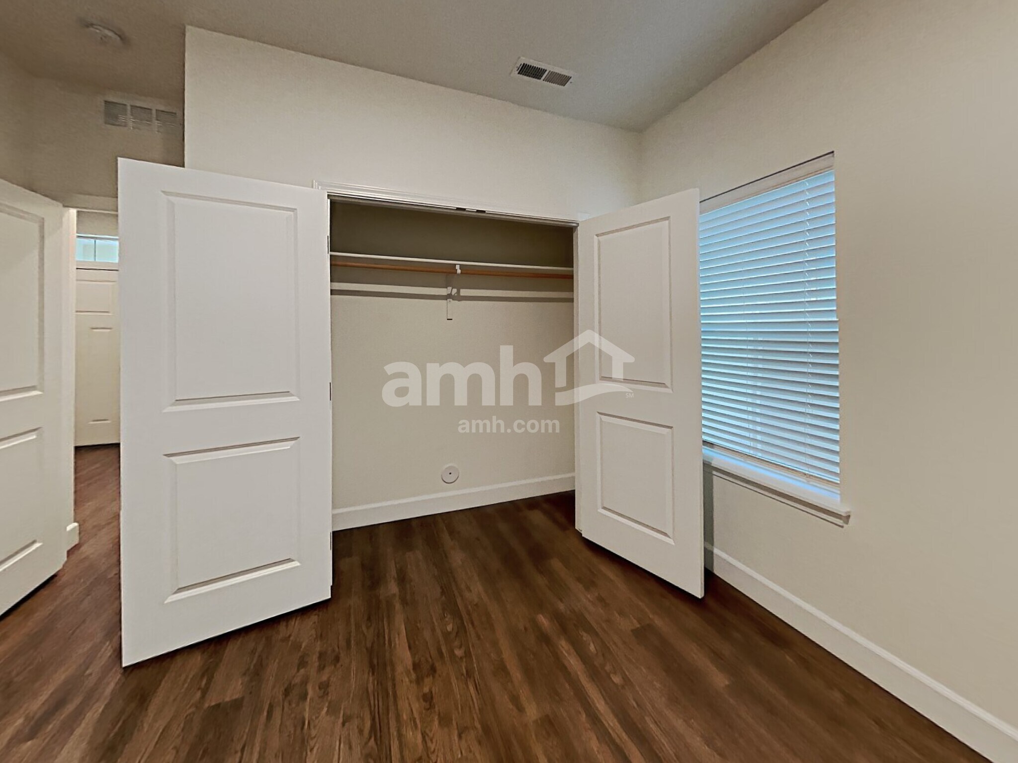 Building Photo - 302 E Sicily Dr