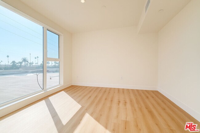 Building Photo - 5832 Virginia Ave