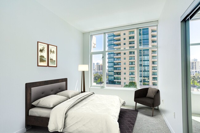 Building Photo - Water Views in the Pinnacle Marina
