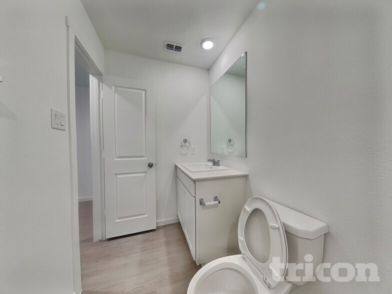 Building Photo - 1620 Parlier St