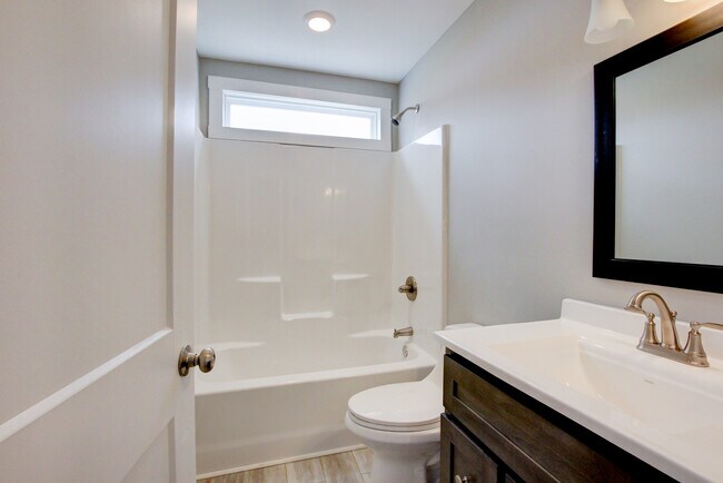 Building Photo - 127 Riverbend Dr