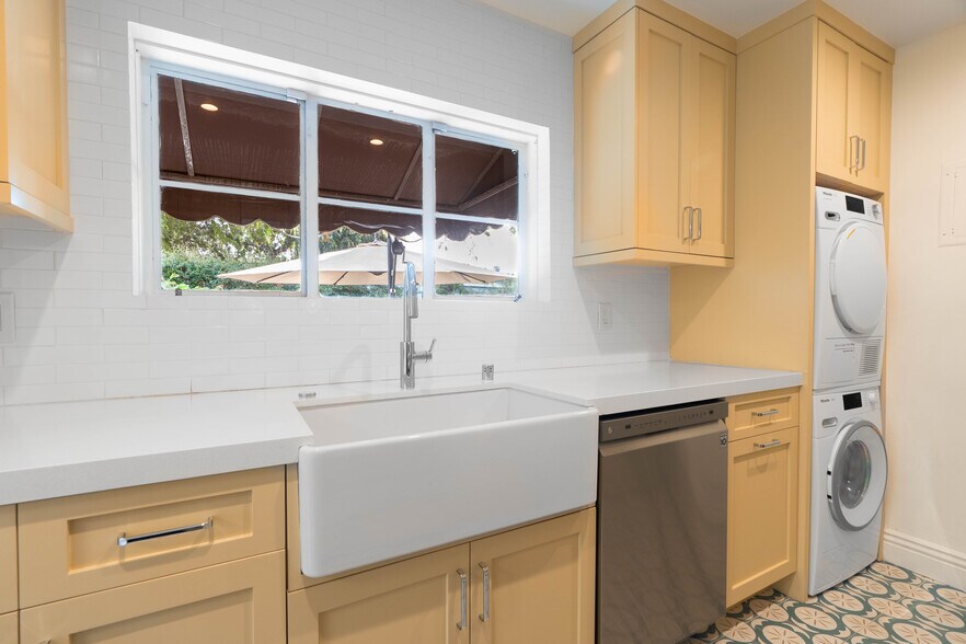 Building Photo - 5161 Village Grn