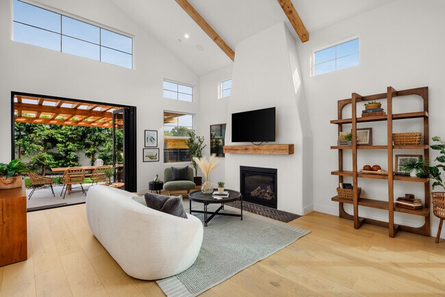 Building Photo - 623 Colima St