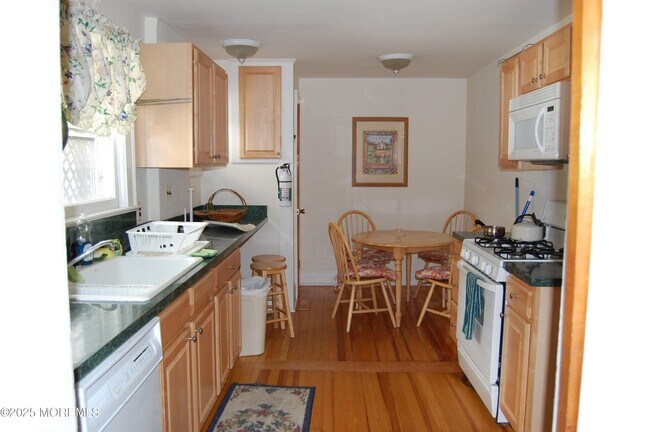 Building Photo - 206 Howell Ave