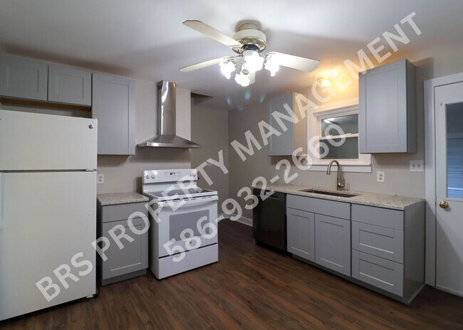 Building Photo - 3 Bedroom 1 Bathroom corner lot in Rochester Hills