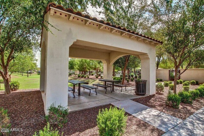 Building Photo - 950 S Wallrade Ln