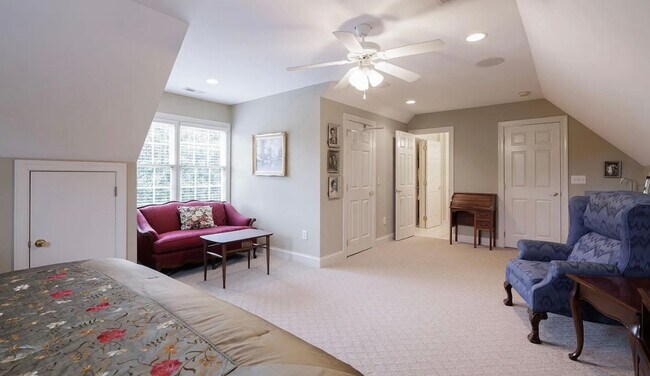 Building Photo - Luxury Waterfront Rental in Gated Montebello Community