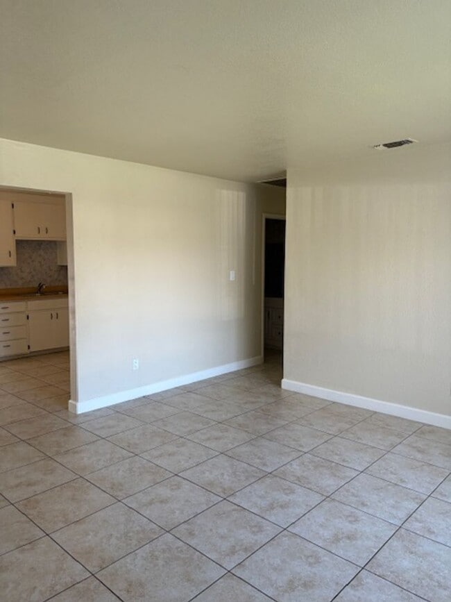 Building Photo - Single story, 3 bed 1.5 bath home.