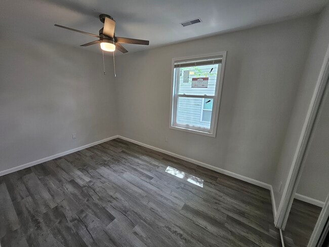 Building Photo - 906 Elfin Ave