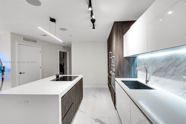 Building Photo - 851 NE 1st Ave