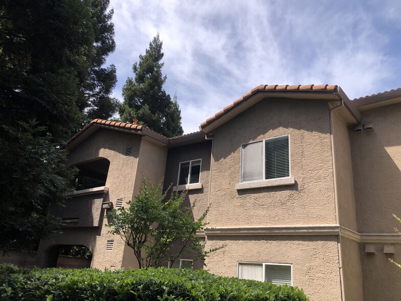 Up stairs unit with no one above you. - 10001 Woodcreek Oaks Blvd