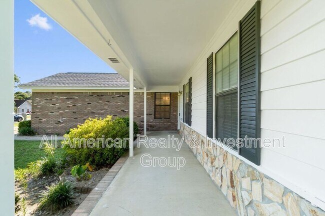 Building Photo - 502 Krest Dr