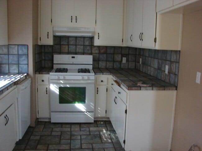 Building Photo - Cute Single Family Home in Gridley AVAILAB...