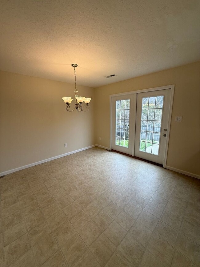 Building Photo - Spacious 4 bedroom 2.5 bath home in North Knoxville