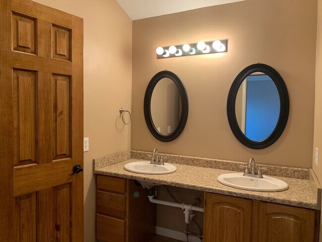 Building Photo - Beautifully updated home on 5 acres