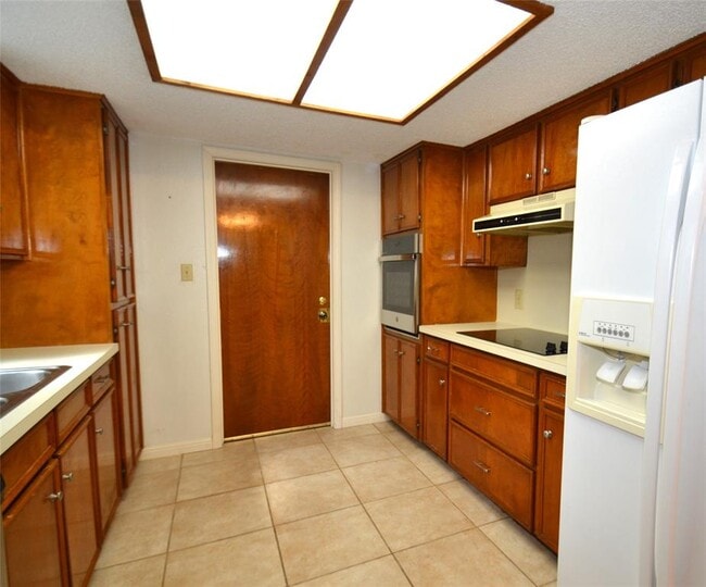 Building Photo - 8833 Tallwood Dr