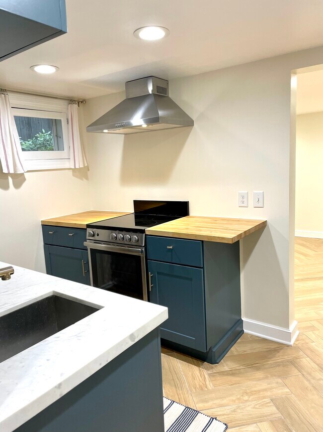 kitchen - 1555 E Browning Ave