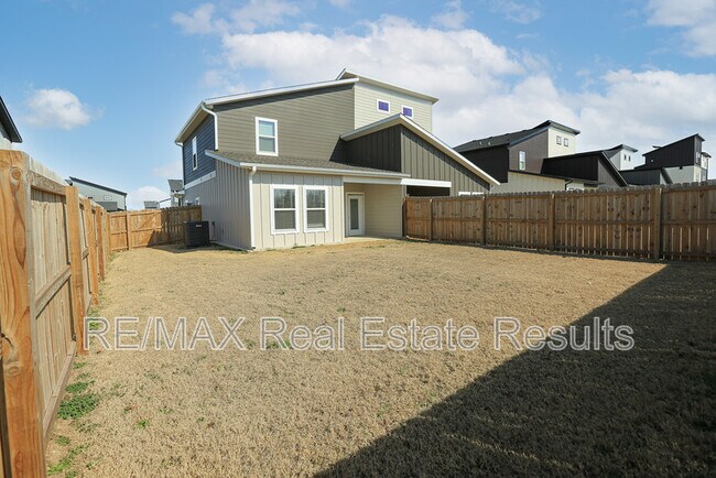 Building Photo - 1405 SW Poigai Wy