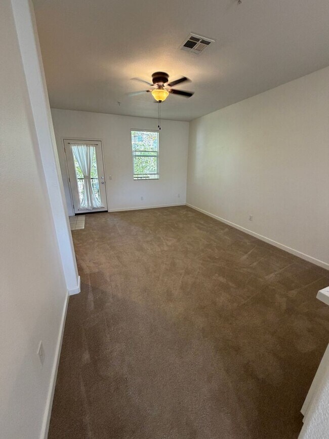 Building Photo - FOR LEASE – Beautiful 2 + 2.5 Townhome with A/C, Near Downtown Ventura & the Beach!