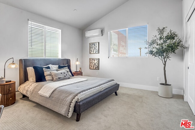 Building Photo - 10035 S Western Ave