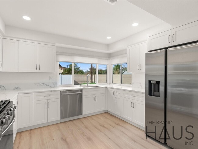 Building Photo - Two Primary Bedrooms, Pool, & Air Conditioning