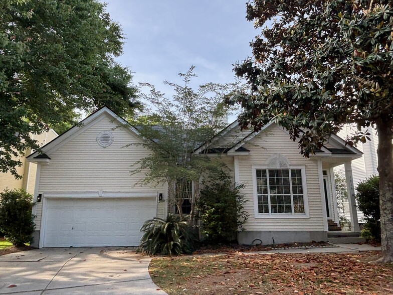 Building Photo - 1715 Crystal Lake Dr