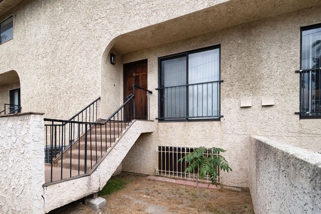 Building Photo - 304 S 2nd Ave
