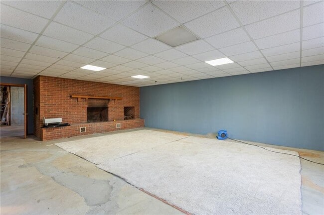 Building Photo - 3355 Pinetree Dr SE